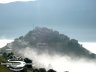 Il paese di Castelluccio avvolto dalla foschia del mattino